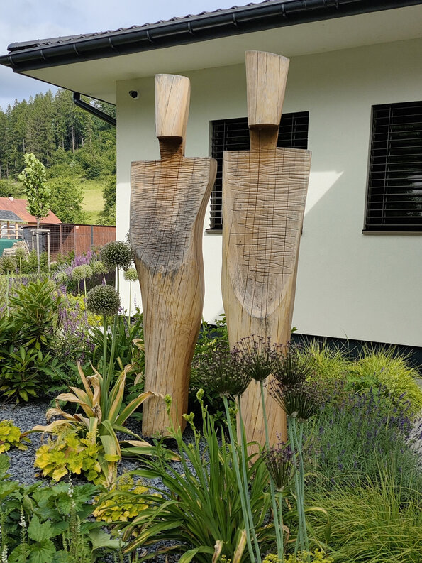 drevene sochy v zahrade - stromme zahradna architektura inak