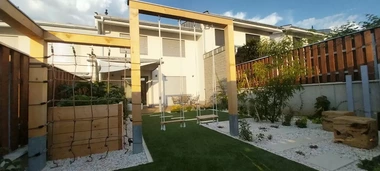hojdačky v malej záhrade