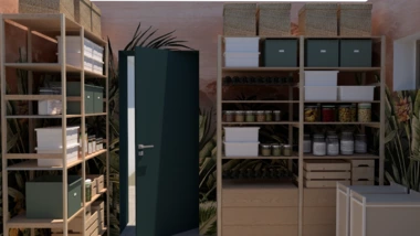 moderná špajza s tyrkysovými dverami a organizovaným úložným systémom