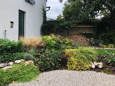 moderná záhrada s trvalkami a aromatickými bylinkami okolo terasy domu moderná záhrada s trvalkami a aromatickými bylinkami okolo terasy domu