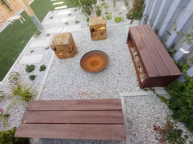 moderné ohnisko v záhrade domu moderné ohnisko v záhrade domu