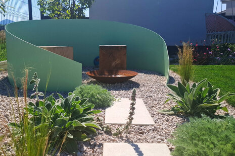 moderné prvky v okrasnej záhrade