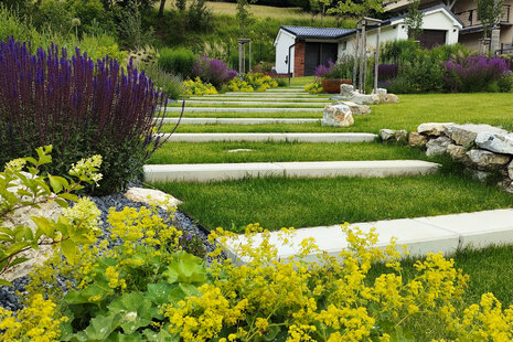 okrasná záhrada so schodíkmi