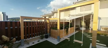 pohľad na realizáciu malej záhrady pri rodinnom dome s hojdačkami pohľad na realizáciu malej záhrady pri rodinnom dome s hojdačkami