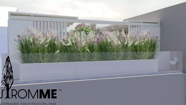 Sklolaminátové kvetináče s vysokými okrasnými trávami pozdĺž terasy