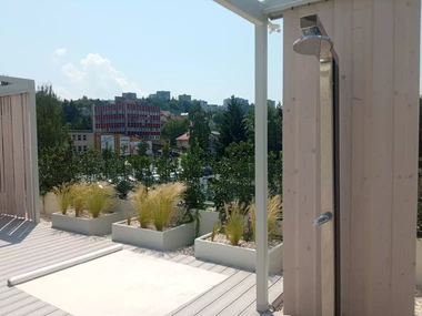 Strešná terasa s pergolou a kvetináčmi s okrasnými trávami Považská Bystrica