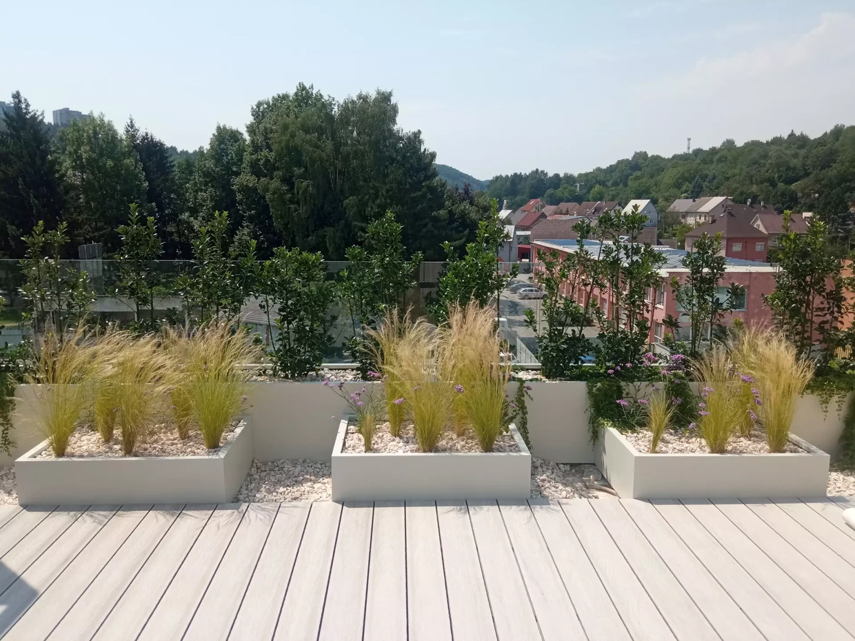 Strešná záhrada Považská Bystrica so sklolaminátovými kvetináčmi a okrasnými trávami